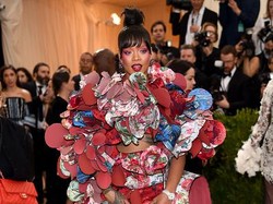 Foto: 10 Selebriti dengan Kostum Paling Unik, Rihanna Hingga Celine Dion
