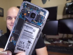 Unik, Galaxy S8 Milik Pria Ini Transparan