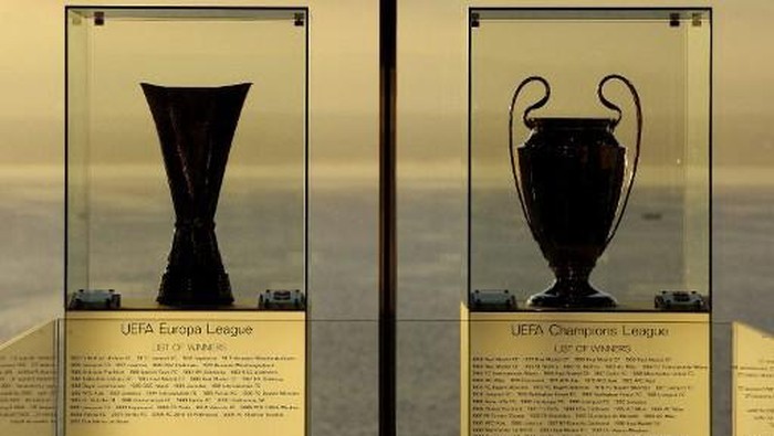 The UEFA Europa League trophy (L) and the UEFA Champions League trophy are seen prior to a meeting of the European football governing body UEFA, on October 29, 2010 in Nyon. UEFA is to rule on disciplinary sanctions following crowd trouble and violence that forced the cancellation of a Euro 2012 qualifier between Italy and Serbia on October 12, 2010.   AFP PHOTO / FABRICE COFFRINI / AFP PHOTO / FABRICE COFFRINI