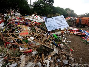 Sampah Karangan Bunga Menggunung di Monas