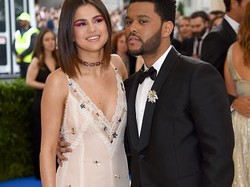 Datang Met Gala, Selena Gomez & The Weeknd Perdana Tampil di Red Carpet