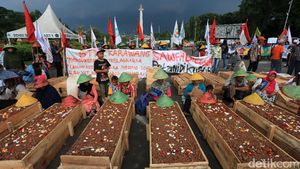 Petani Karawang Bertahan dengan Aksi Kubur Diri