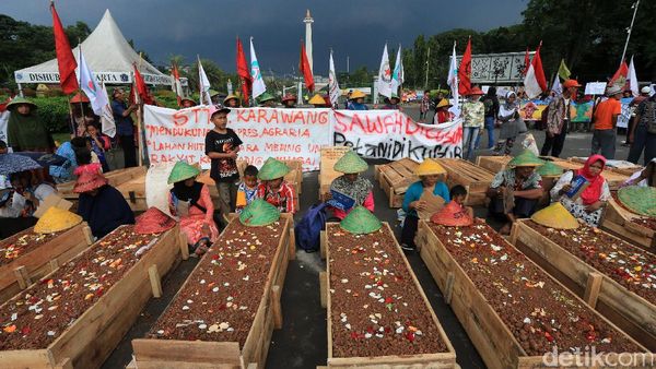 Petani Karawang Bertahan dengan Aksi Kubur Diri