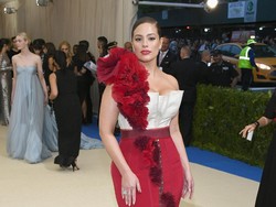 Ashley Graham Curhat Pernah Ditolak Desainer karena Terlalu Gemuk