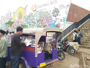 Cerita Sopir Bemo yang Buka Perpustakaan dan Layar Tancap Keliling
