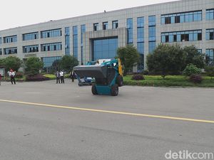 China Bikin Buldoser Akrobat dan Eskavator Pakai Remote Control