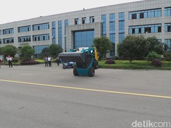 China Bikin Buldoser Akrobat dan Eskavator Pakai Remote Control
