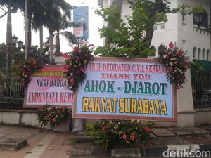 Karangan Bunga Dukungan Ahok-Djarot Terlihat di Surabaya