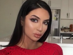 Trik Aneh Beauty Vlogger Gunakan Sepatu Hak Tinggi Sebagai Kuas Makeup