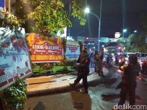 Karangan Bunga untuk Ahok dan TNI-Polri di Surabaya Ditertibkan