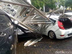 Hujan Badai di Bandung, 3 Mobil Rusak Tertimpa Atap Sekolah