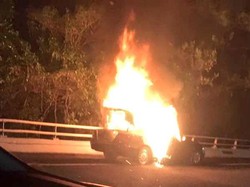 Petugas Damkar Padamkan Api yang Bakar Mercy di Tol Dalam Kota