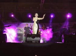Asyik! Amel Queen Goyang Festival Pesona Pantai Pohon Cinta