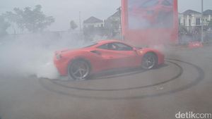 Aksi Bakar Ban Mobil Ferrari