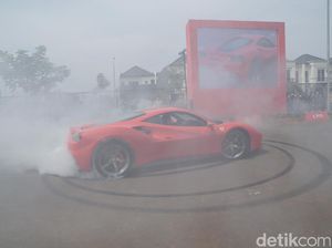 Aksi Bakar Ban Mobil Ferrari
