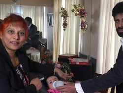 Inilah Rasanya Melahirkan Bayi di Usia 60 Tahun