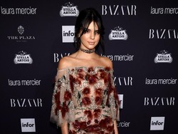 Cara Mandi Seperti Kendall Jenner Ini Bisa Bikin Punggung Jerawatan, Hii!