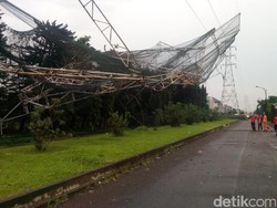 Hujan Badai di Bandung, Pagar Lapangan Golf Roboh Timpa SUTET