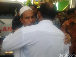 Kenangan Ayah soal Baju Gamis Serba Putih Pemberian Rizqi