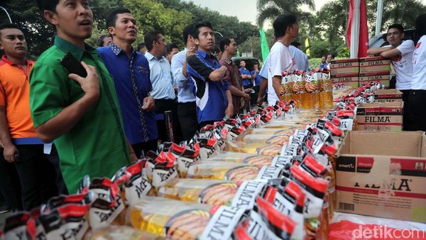 Warga Antre Minyak Goreng Murah di Kemenkeu