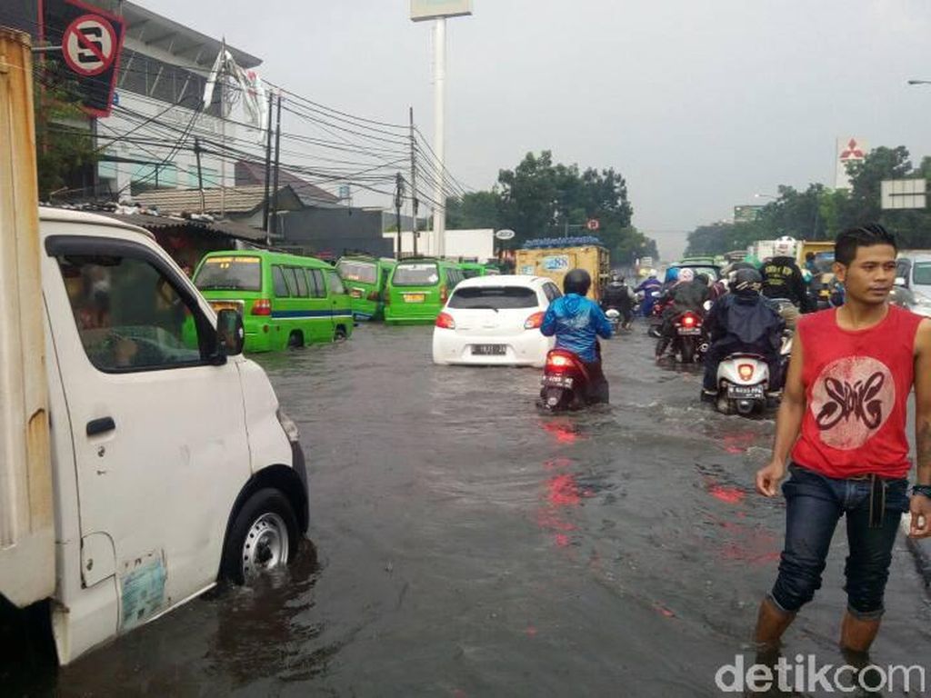 Banjir Kepung Bandung, Wawali: Banyak Sampah Menyumbat Banjir Kepung Bandung, Wawali: Banyak Sampah Menyumbat