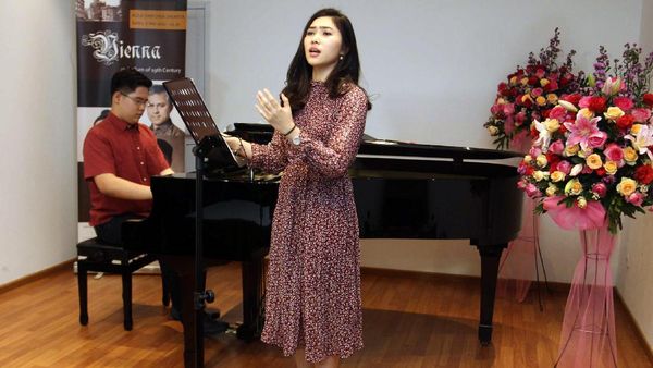 Intip Latihan Isyana Jelang Konser Vienna at The Turn of 19th Century