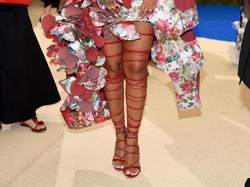 Rihanna Butuh Waktu Sampai 1 Jam untuk Pakai Sepatu Seperti Ini