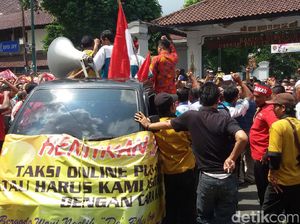 Driver Tolak Aturan Baru, Taksi Online Bisa Jadi Ilegal Lagi Driver Tolak Aturan Baru, Taksi Online Bisa Jadi Ilegal Lagi