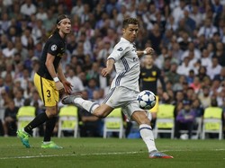 Ronaldo Pamerkan Sepatu-Sepatu Berlian Miliknya
