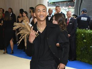 Foto: Uniknya Gaya Jaden Smith Pakai Sepatu Heels dan Mantel Wanita