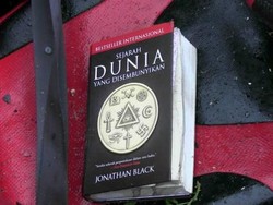 Rizki Sedang Baca Buku Saat Pohon Timpa Mobilnya