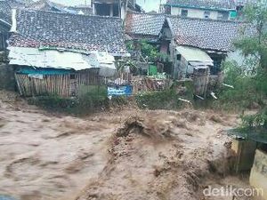 Tolong! Korban Banjir Bandang di Ciwidey Butuh Pakaian