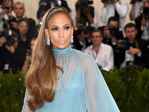 J-Lo dan Blake Lively Pakai Kuteks Emas 24 Karat, Seperti Apa?