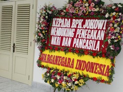 Jokowi Dapat Tiga Karangan Bunga