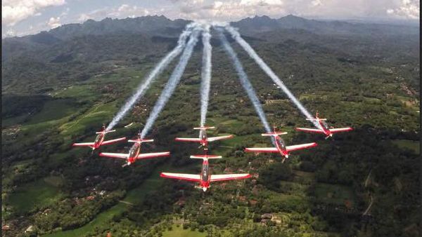 Potret 6 Pesawat TNI AU Meliuk-liuk di Langit Singapura
