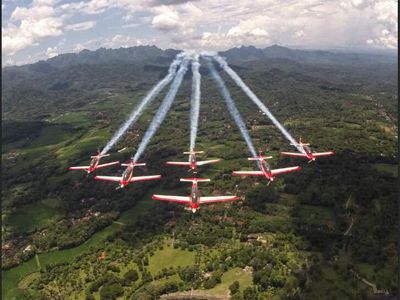 Potret 6 Pesawat TNI AU Meliuk-liuk di Langit Singapura