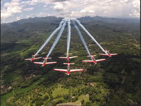 Potret 6 Pesawat TNI AU Meliuk-liuk di Langit Singapura