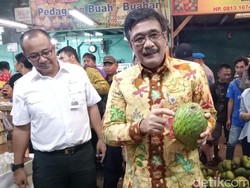 Cek Harga Pangan Jelang Puasa, Djarot Blusukan ke Pasar Kramat Jati