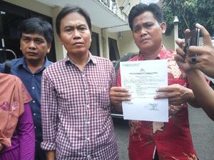 Polisi Foto Bareng Mayat Dilaporkan ke Propam Polri