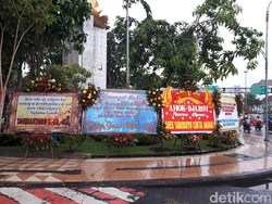 Karangan Bunga untuk Ahok-Djarot Makin Banyak Terlihat di Surabaya