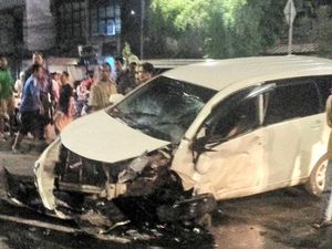 Avanza Ringsek Kecelakaan di Depan Citywalk Karet