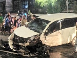 Avanza Ringsek Kecelakaan di Depan Citywalk Karet