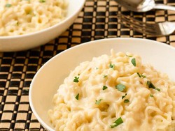 Bosan Mac and Cheese? Bikin Kreasi Mie Instan dengan Saus Creamy Ini