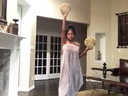 Viral, Video Gadis Buat Parodi Lucu Busana Selebriti di Met Gala