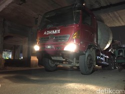 Truk Molen Nyangkut di Kolong Jembatan Matraman, Lalin Macet