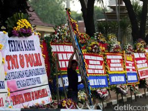 Ratusan Karangan Bunga Penuhi Mabes Polri