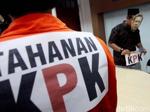 Aksi Teatrikal Penjarakan Fahri Hamzah