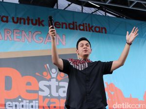 Aksi Tulus Hibur Anak-anak di Kalijodo