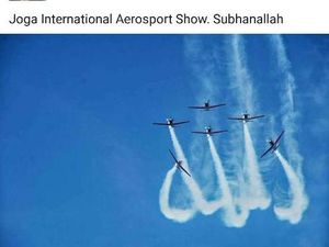 Lafal Allah dan Lukisan Langit Aerobatik Dunia yang Memukau