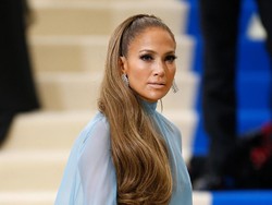 Jennifer Lopez Selfie Tanpa Makeup dengan Kulit Glowy yang Bikin Iri